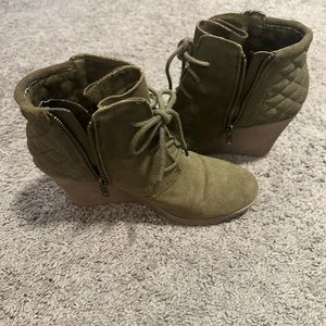 Mia tie bootie olive green size 9